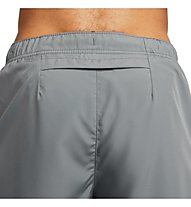 Nike Dri-FIT Challenger 7&quot; - kurze Laufhose - Herren, Light Grey
